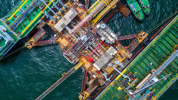 Vista aérea de dos buques cisterna de combustible en el puerto, terminal de petróleo —  Fotos de Stock