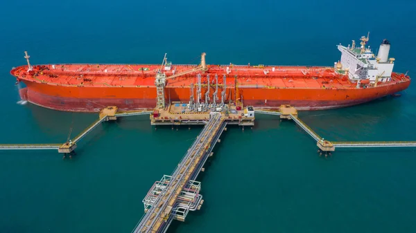 石油タンカー船、赤油タンカー船の空中図. — ストック写真