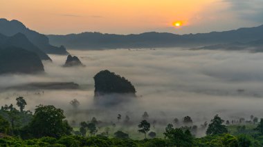 Tayland dağları sisli gündoğumunda, Phayao Eyaleti, Kuzey o