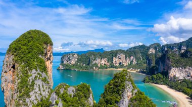 Krabi 'deki hava manzaralı Railay Doğu Sahili güzel körfezi,