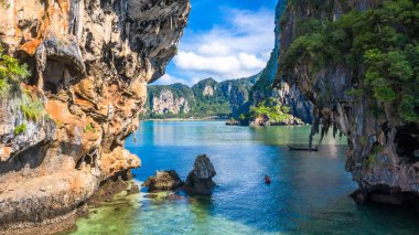 Hava manzaralı Tayland geleneksel tahta kuyruklu teknesi ve güzel 