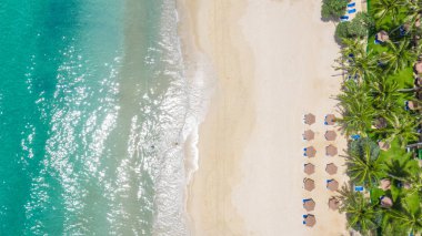 Tayland 'ın güneyindeki Phuket, Phuket sahilindeki hava manzaralı plaj... 