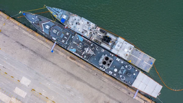 Військово-морський корабель у порту, Повітряний вид військовий корабель. — стокове фото