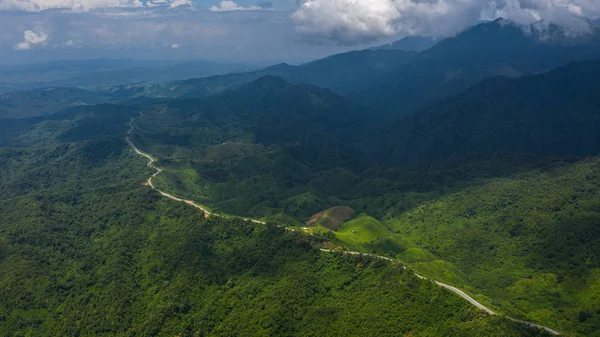 Αεροφωτογραφία του δρόμου στο καταπράσινο βουνό του δάσους, Αεροφωτογραφία για — Φωτογραφία Αρχείου