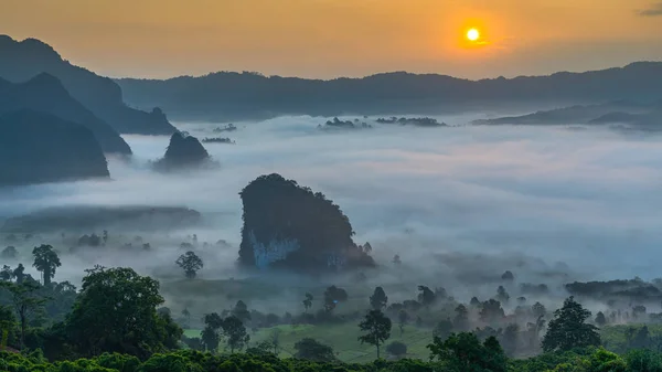 Thajské hory v mlhavém východu slunce, provincie Phayao, sever — Stock fotografie