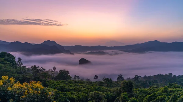 Ταϊλάνδη βουνά στην ανατολή ομίχλη, Phayao Province, Βόρεια o — Φωτογραφία Αρχείου