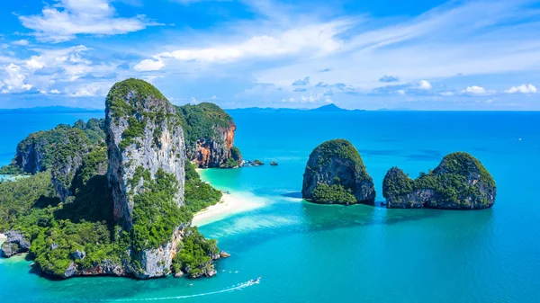 Hava manzaralı Railay Sahili ve Phra Nang Mağara Sahili — Stok fotoğraf