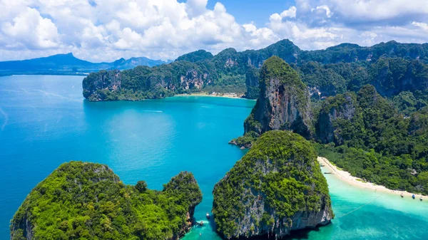 Hava manzaralı Railay East Beach ve Phra Nang mağara plajı. — Stok fotoğraf