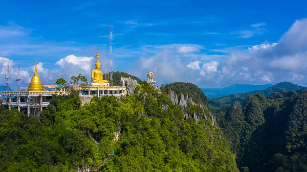 Letecký pohled Tygří jeskynní chrám, Buddha na vrcholu hory s b — Stock fotografie