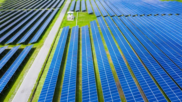 Vista aérea Paneles solares, Granja de energía solar en zonas rurales, Tailandia . — Foto de Stock