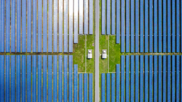 Flygfoto Solpaneler, Solenergianläggning på landet, Thailand. — Stockfoto