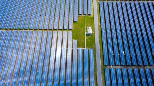Vista aérea Paneles solares, Granja de energía solar en zonas rurales, Tailandia . — Foto de Stock