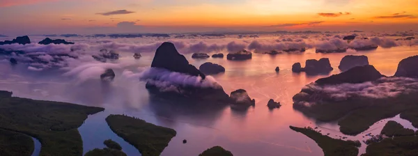 Αεροφωτογραφία Phang Nga Bay στην ανατολή με όμορφο ασβεστόλιθο και — Φωτογραφία Αρχείου