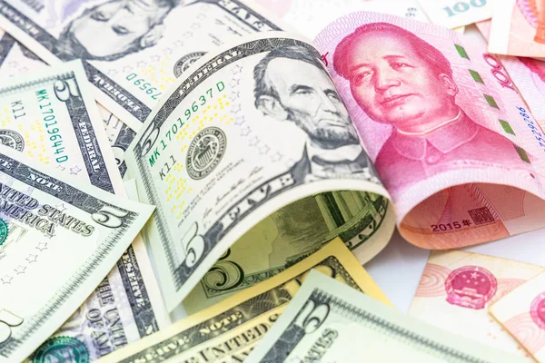 Chinese papiergeld Yuan renminbi biljet bankbiljetten op witte bac — Stockfoto