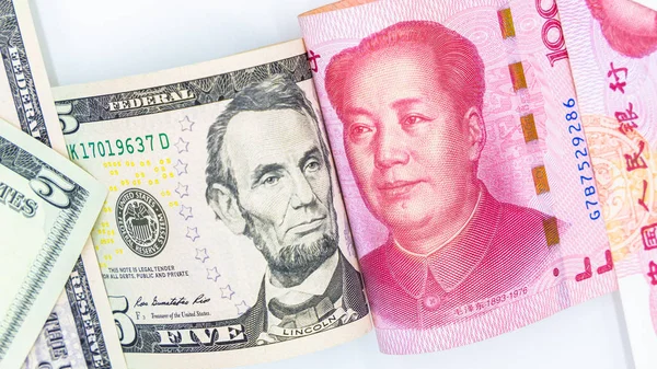 Papier monnaie chinoise Yuan renminbi billets de banque sur bac blanc — Photo