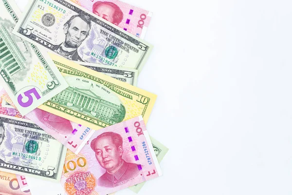 Moeda em papel chinesa Notas de fatura Yuan renminbi no bac branco — Fotografia de Stock