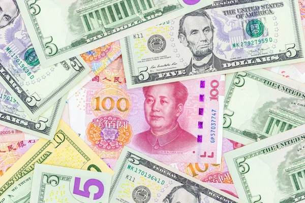Papier monnaie chinoise Yuan renminbi billets de banque sur bac blanc — Photo