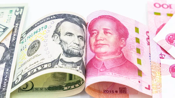 Monedas de papel chino Billetes de yuan renminbi en bac blanco — Foto de Stock