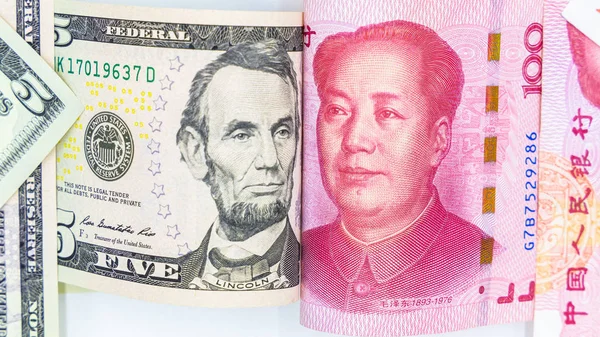 Monedas de papel chino Billetes de yuan renminbi en bac blanco — Foto de Stock