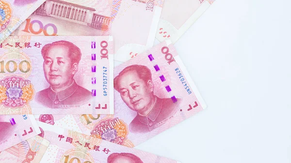 Monedas de papel chino Billetes de yuan renminbi en bac blanco — Foto de Stock