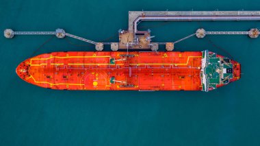 Denizaşırı deniz aşırı ticaret lojistik ithalat, rafineri sanayii taşımacılığından ithalat petrol ve gaz petrokimyasalı ile limanda bulunan kırmızı kargo tankeri gemisi..