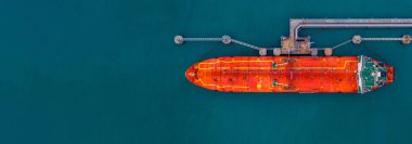 Denizaşırı deniz aşırı ticaret lojistik ithalat, rafineri sanayii taşımacılığından ithalat petrol ve gaz petrokimyasalı ile limanda bulunan kırmızı kargo tankeri gemisi..