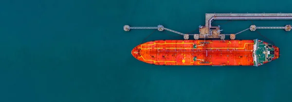 海上荷役武器を持つ港での航空ビューの赤い貨物タンカー船 グローバルビジネス海外の商業貿易物流輸入石油 ガス石油化学精製産業輸送世界中から — ストック写真