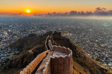 Gün batımında Nahargarh Kalesi ve Jaipur şehrinin havadan görünüşü, Nahargarh Kalesi, Jaipur, Rajasthan, Hindistan 'dan Jaipur' a kuş bakışı bakış açısı..