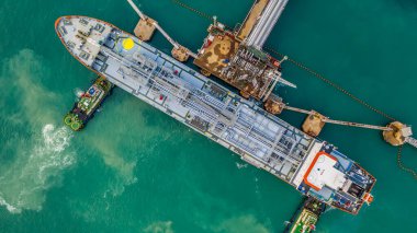 Tanker gemisi liman görüntüsüne yukarıdan yükleniyor, Tanker gemisi lojistik ihracat işi ve ulaşım, hava görüntüsü.