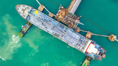 Tanker gemisi liman görüntüsüne yukarıdan yükleniyor, Tanker gemisi lojistik ihracat işi ve ulaşım, hava görüntüsü.