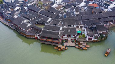 Zhujiajiao Su Kenti ve Çin 'in Şangay, Çin' deki Zhujiajiao Su Kenti kanallarındaki geleneksel turist tekneleri..
