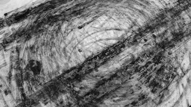 Üst hava görüntüsü soyut desen ve arka planda asfalt yol yarış pistinde lastik izi, araba sürüklenme lastik izinin soyut dokusu siyah-beyaz, otomobil konsepti.