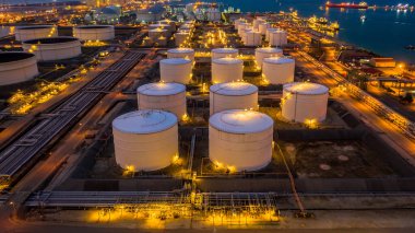 Aerial view, petrol ve petrokimyasal ürünlerin depolanması ve daha fazla depolama tesislerine taşınması için hazırlanmış endüstriyel bir tesistir..