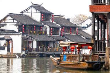 Zhujiajiao Su Kenti ve Çin geleneksel turist tekneleri Şangay, Çin 'deki Zhujiajiao Su Kenti kanallarında.