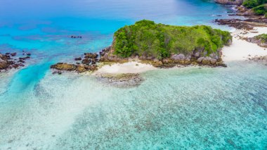 Hava manzaralı güzel tropikal beyaz kumsal ve Cockburn Adası 'nda şnorkel noktası, Andaman denizi, Ranong, Myanmar.