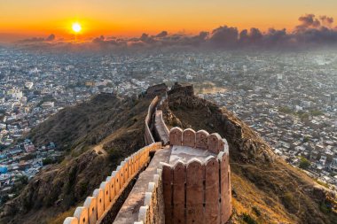Gün batımında Nahargarh Kalesi ve Jaipur şehrinin havadan görünüşü, Nahargarh Kalesi, Jaipur, Rajasthan, Hindistan 'dan Jaipur' a kuş bakışı bakış açısı..