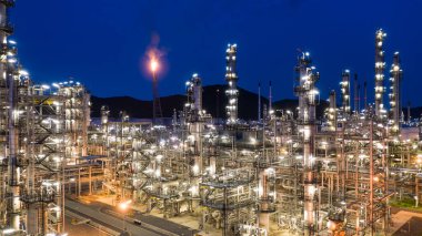 Geceleri hava manzaralı petrokimya fabrikası ve petrol rafinerisi, geceleri Petrokimya petrol rafinerisi fabrikası..