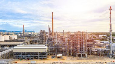 Petrol petrokimyasal rafineri fabrikası gün batımında