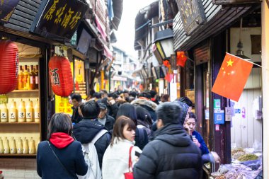 Çin - 28 Aralık 2019: Şangay 'ın Qingpu ilçesindeki Zhujiajiao antik kasabasındaki sokak manzaralı pazar. Burası yaklaşık 1700 yıl önce kurulan bir su kasabası. 36 taş köprü ve birçok antik bina.
