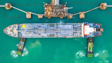 Tanker gemisi liman görüntüsüne yukarıdan yükleniyor, Tanker gemisi lojistik ihracat işi ve ulaşım, hava görüntüsü.