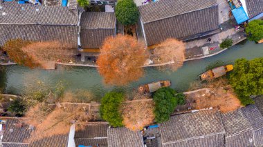 Zhujiajiao Su Kenti ve Çin 'in Şangay, Çin' deki Zhujiajiao Su Kenti kanallarındaki geleneksel turist tekneleri..