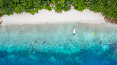 Hava manzaralı güzel tropikal beyaz kumsal ve Cockburn Adası 'nda şnorkel noktası, Andaman denizi, Ranong, Myanmar.