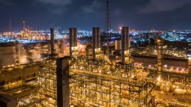 Petrol rafinerisi sanayi görüntüsü geceleri sanayi bölgesi, Rafineri fabrikası veya petrokimya fabrikası sanayi, ekosistem ve sağlıklı çevre ekolojisi kavramı.