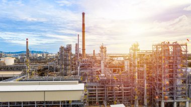 Petrol petrokimyasal rafineri fabrikası gün batımında