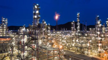 Geceleri hava manzaralı petrokimya fabrikası ve petrol rafinerisi, geceleri Petrokimya petrol rafinerisi fabrikası..