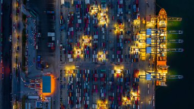 Endüstriyel deniz limanı geceleri konteynır gemisi gece çalışır, Aerial view konteynır gemisi gece yükleme ve boşaltma yapar..