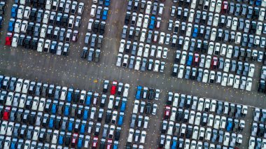 Hava manzaralı yeni arabalar hisse senedi satışı için park alanı sırası, yeni araba satıcıları ithalat envanter ihracatı ticari ticaret küresel, otomobil ve otomotiv endüstrisi dünya çapında lojistik ulaşım.