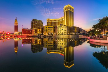 Geceleri Macau şehri, tüm otel ve kumarhaneler renklidir. Alacakaranlık gökyüzü, Macau, Çin.