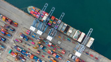Uluslararası ticaret lojistik ihracatında konteynır taşıyan hava görüntüleme konteynır gemisi ve açık denizde konteyner gemisiyle uluslararası taşımacılık.