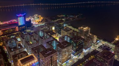 Gece şehir merkezinde Macau şehir manzarası, Macau gökdeleni ve geceleri gökyüzü manzarası, Viewpoint şehir manzarası alacakaranlık gece trafiği, Macau, Çin.